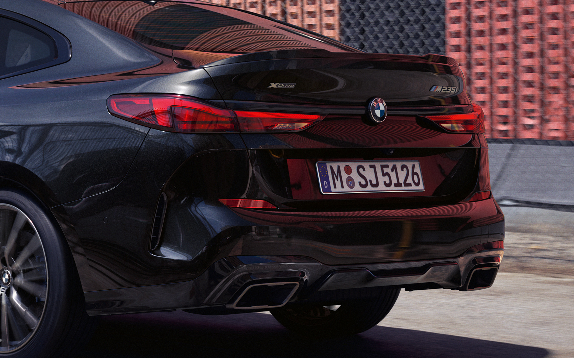 Zadní část BMW M235i xDrive Gran Coupé F44 Sportovní zadní část BMW M235i xDrive Gran Coupé F44 2020 Black Sapphire (černá) tříčtvrteční pohled zezadu