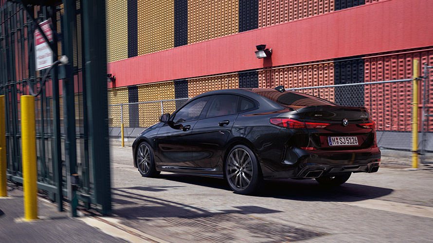BMW M235i xDrive Gran Coupé F44 technické údaje BMW M235i xDrive Gran Coupé F44 metalický lak Black Sapphire (černá) tříčtvrteční jízdní záběr zezadu
