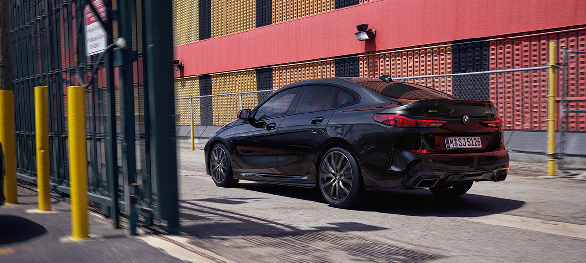 Paket M Performance BMW M235i xDrive Gran Coupé F44 Paket M Performance BMW M235i xDrive Gran Coupé F44 Black Sapphire (černá) tříčtvrteční pohled z boku