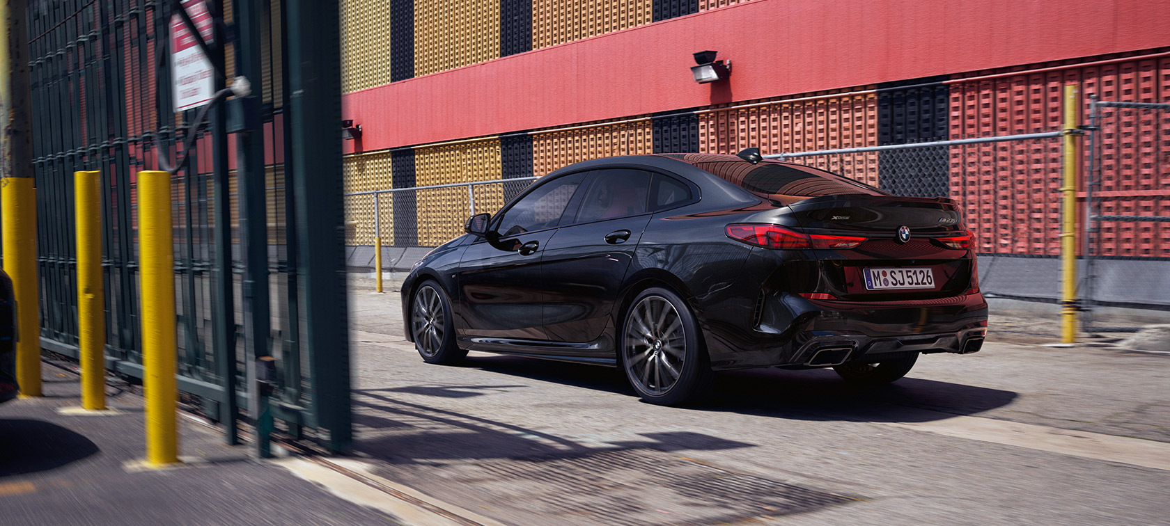 BMW M235i xDrive Gran Coupé F44 tříčtvrteční jízdní záběr zezadu BMW M235i xDrive Gran Coupé F44 metalický lak Black Sapphire (černá) tříčtvrteční jízdní záběr zezadu