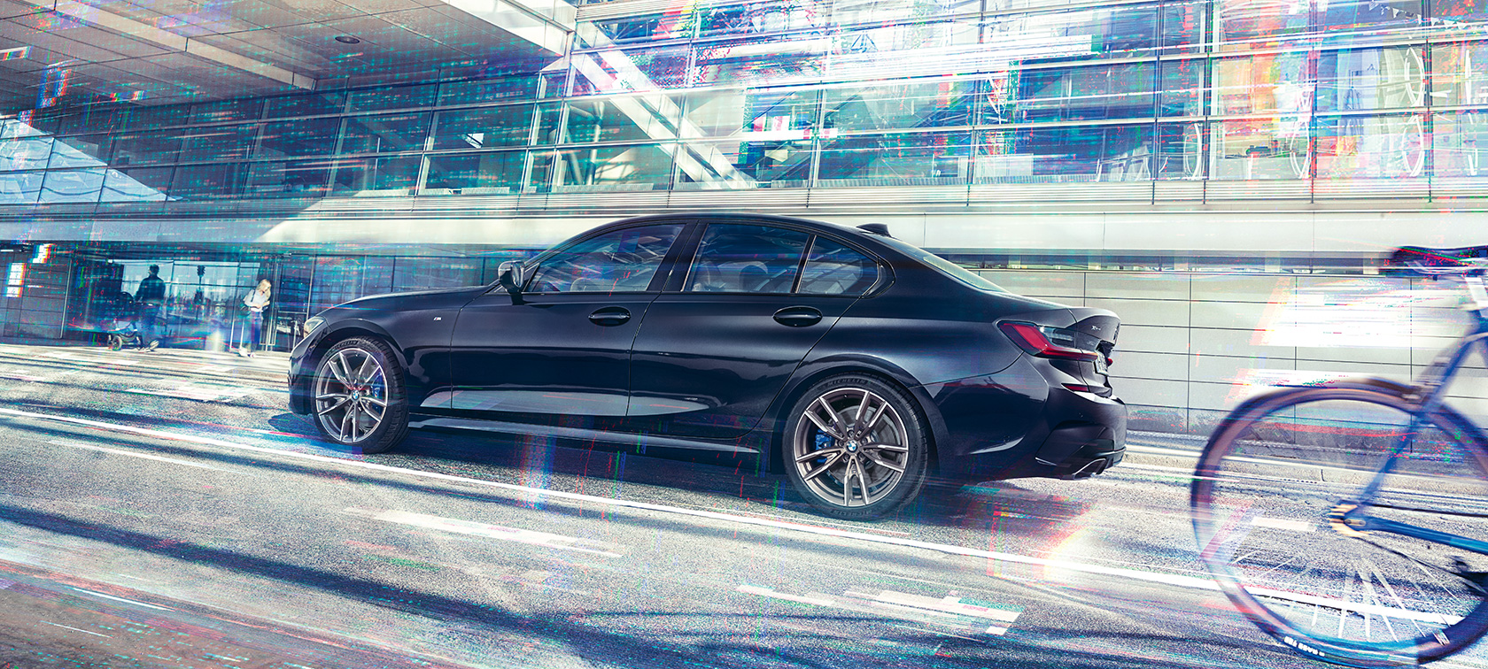 BMW M340i xDrive Sedan G20 2020 za jízdy pohled zboku BMW M340i xDrive Sedan G20 2020 metalický lak Sapphire Black (černá) za jízdy pohled zboku