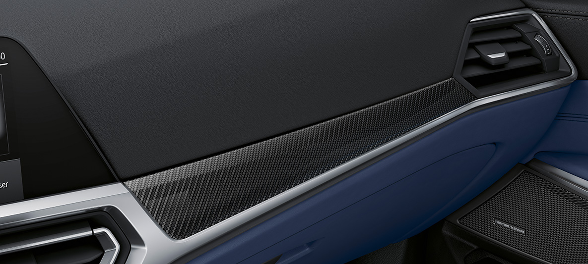 BMW Individual obložení interiéru Carbon Fibre s matně chromovanou ozdobnou lištou BMW M3 Sedan G80 2021 interiér BMW Individual obložení interiéru Carbon Fibre s matně chromovanou ozdobnou lištou BMW M3 Sedan G80 2021 interiér