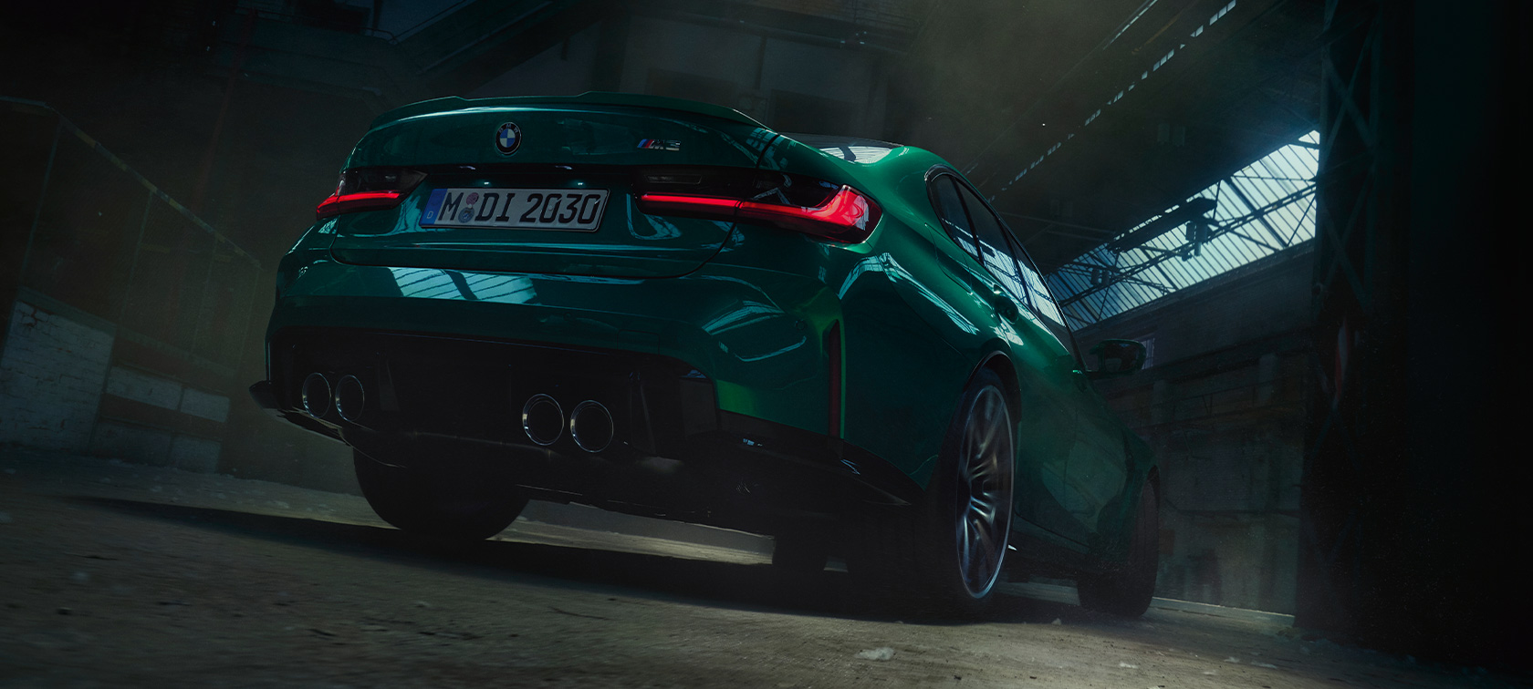 BMW M3 Sedan G80 2020 tříčtvrteční pohled zezadu BMW M3 Sedan G80 2020 metalický lak Man Green (zelená) tříčtvrteční pohled zezadu