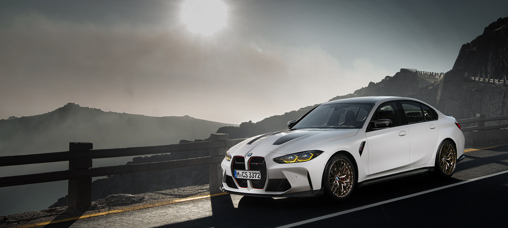 BMW M3 CS G80 jízdní záběr z boku BMW M3 CS G80 jízdní záběr z boku na závodním okruhu