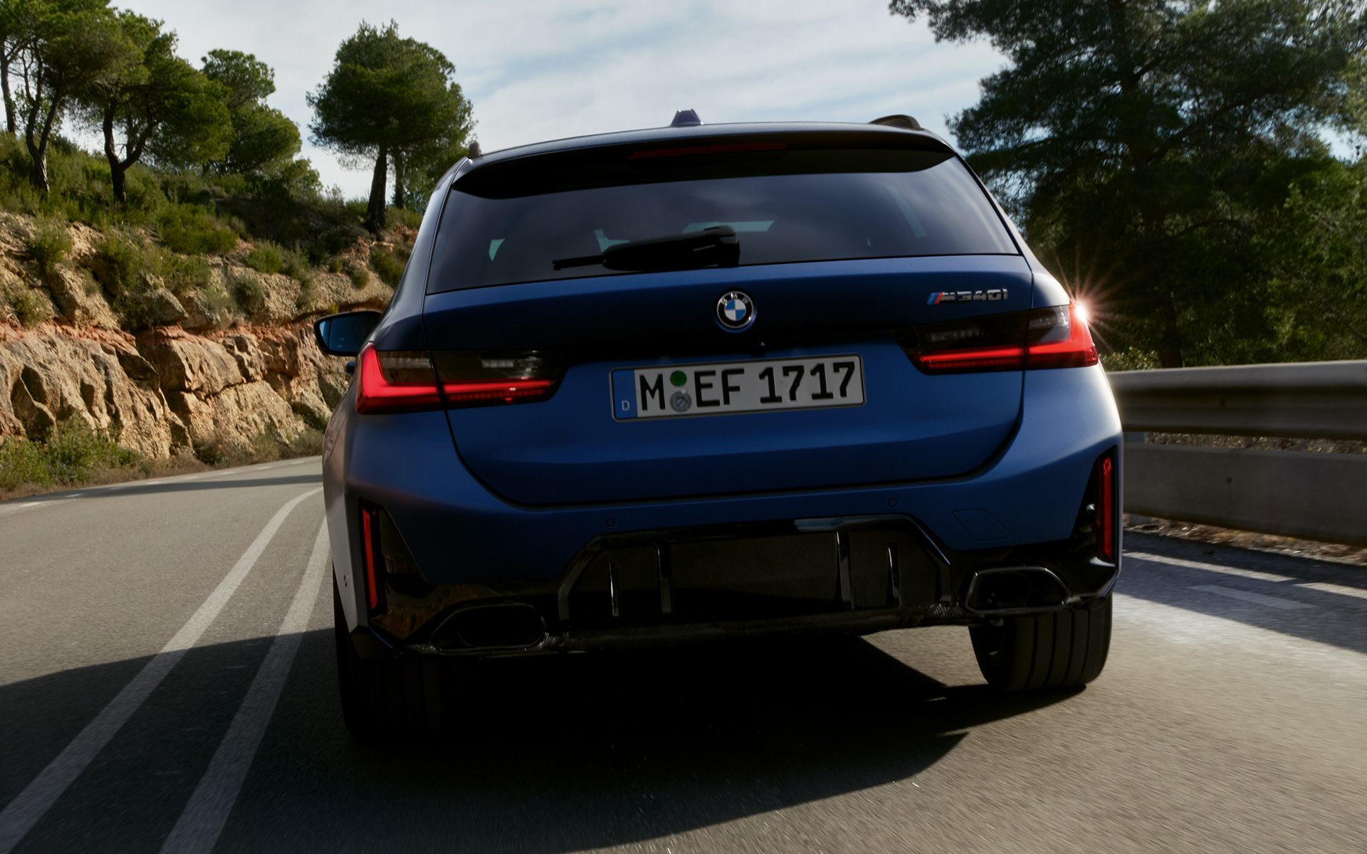BMW M340i xDrive Touring G21 jízdní záběr zezadu na silnici BMW M340i xDrive Touring G21 metalický lak Frozen Tanzanite Blue (modrá) jízdní záběr zezadu na silnici
