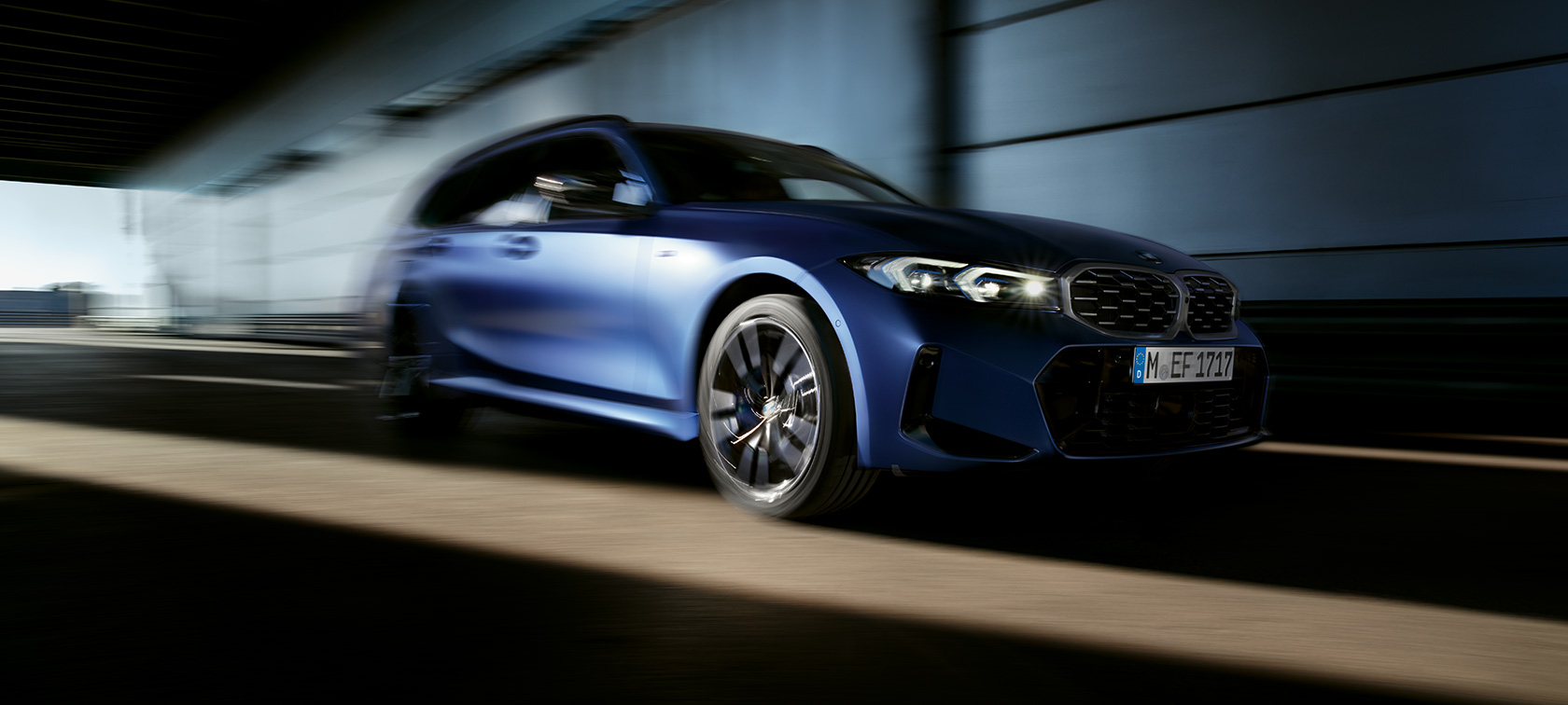 BMW M340i xDrive Touring G21 tříčtvrteční jízdní záběr z boku BMW M340i xDrive Touring G21 metalický lak Frozen Tanzanite Blue (modrá) tříčtvrteční jízdní záběr z boku
