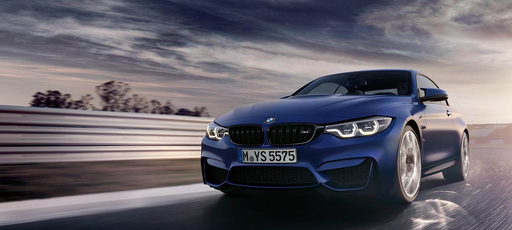 BMW M4 Cabrio BMW M4 Cabrio, tříčtvrteční pohled zepředu, jízdní záběr na závodním okruhu