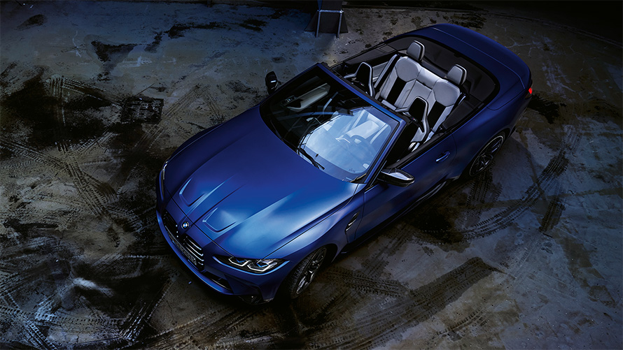 BMW M4 Competition Cabrio s pohonem M xDrive G83 2021 metalický lak Individual Frozen Portimao Blue (modrá) z ptačí perspektivy se staženou střechou BMW M4 Competition Cabrio s pohonem M xDrive G83 2021 metalický lak Individual Frozen Portimao Blue (modrá) z ptačí perspektivy se staženou střechou