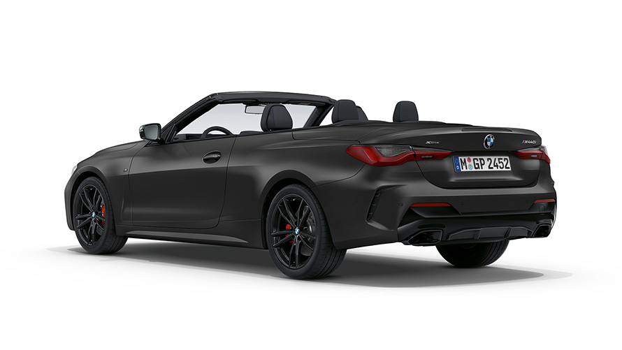 BMW M440i xDrive Cabrio G23 2020 G82 2020 metalický lak BMW Individual Frozen Portimao Blue (modrá) ze tříčtvrtečního pohledu zezadu