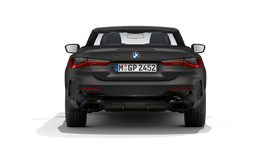 BMW M440i xDrive Cabrio G23 2020 metalický lak Individual Frozen Deep Grey (šedá) pohled zezadu se staženou plátěnou střechou