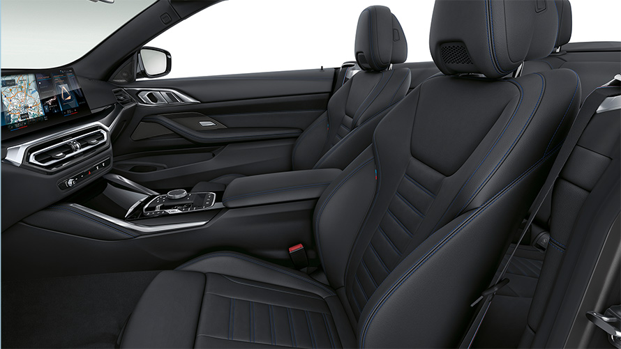 BMW M440i xDrive Cabrio G23 2020 interiér s M sportovními sedadly pro řidiče a spolujezdce vpředu kožené čalounění