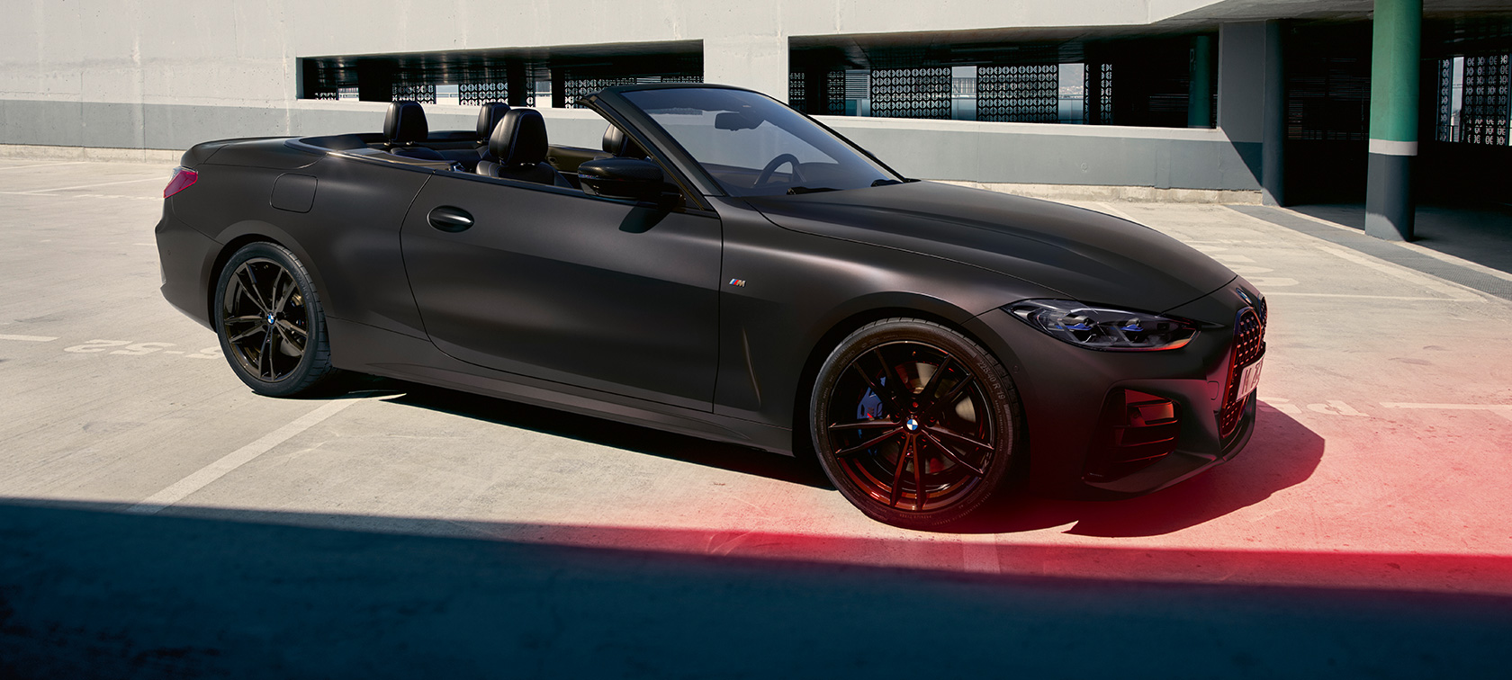 Tříčtvrteční pohled z boku BMW M440i xDrive Cabrio G23 2020 BMW M440i xDrive cabrio G23 2020 metalický lak Individual Frozen Deep Grey (šedá) ze tříčtvrtečního bočního pohledu