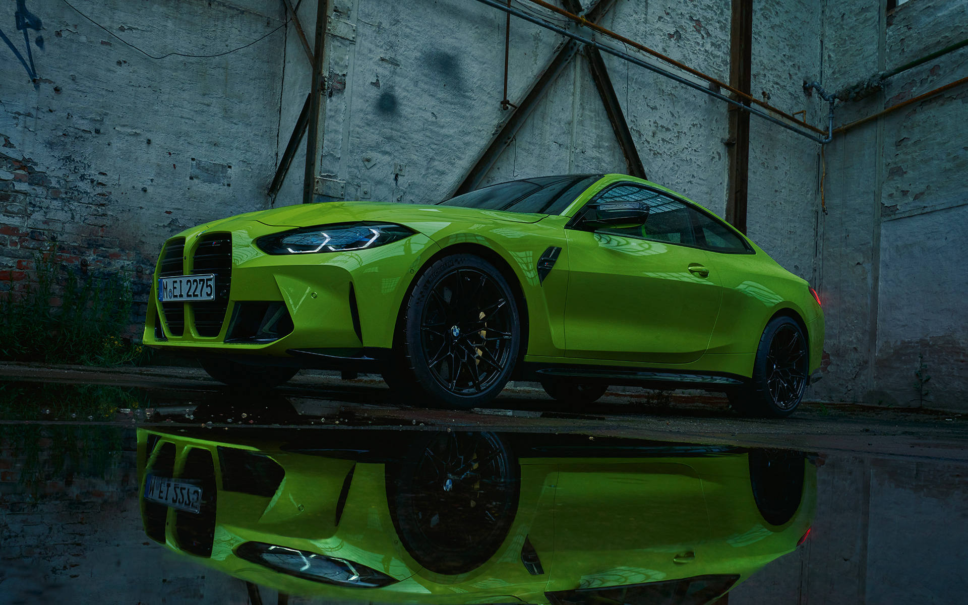 BMW M4 Competition Coupé G82 2020 Sao Paulo Yellow (žlutá) tříčtvrteční pohled zepředu