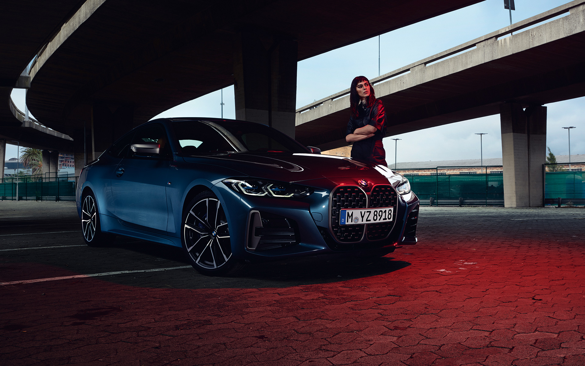 BMW M440i xDrive Coupé G22 2020 G82 2020 v metalické barvě Arctic Race Blue (modrá) ze tříčtvrtečního pohledu zepředu s modelem