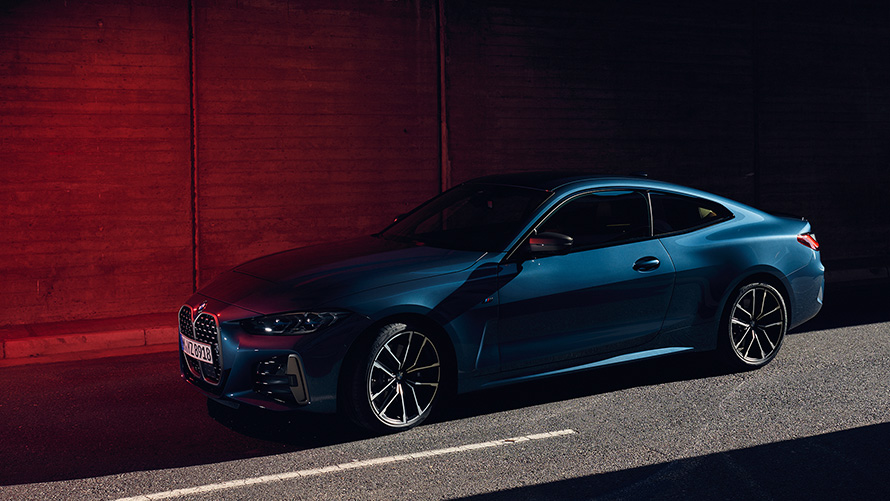 BMW M440i xDrive Coupé G22 2020 v metalické barvě Arctic Race Blue (modrá) ze tříčtvrtečního pohledu z boku v pohybu