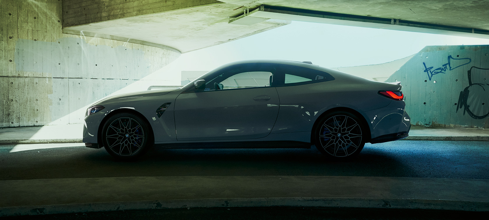 BMW M4 Coupé G82 2020 tříčtvrteční pohled zepředu BMW M4 Coupé G82 2020 metalický lak Brooklyn Grey (šedá) tříčtvrteční pohled zepředu