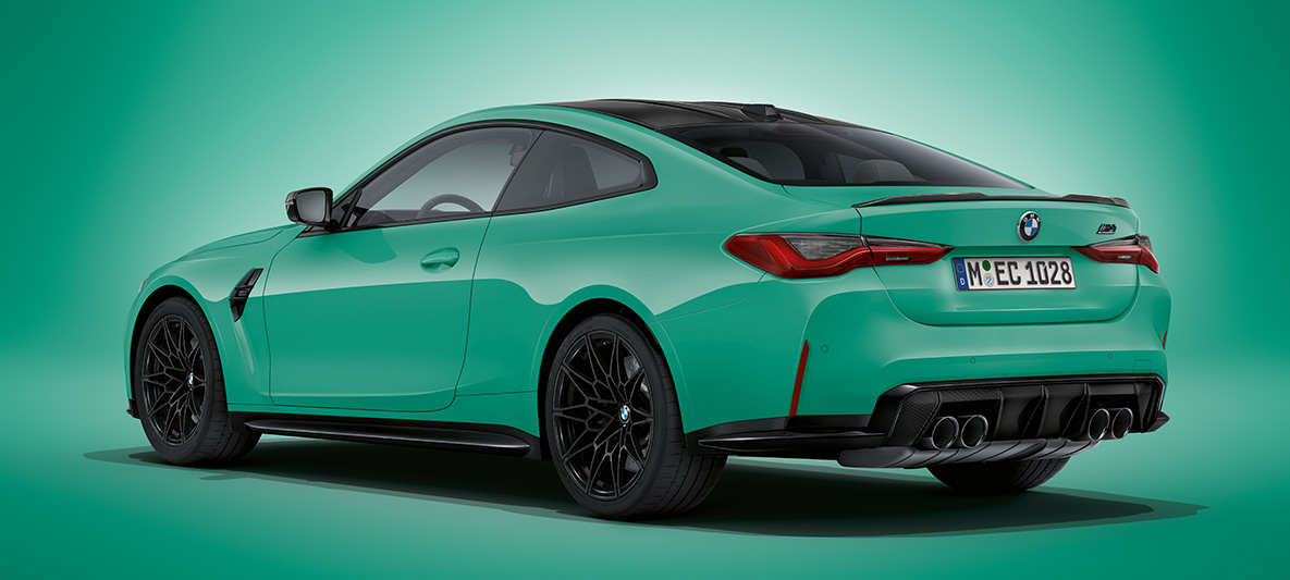 BMW M4 Coupé BMW Individual metalický lak Mint Green (zelená) G82 2021 tříčtvrteční pohled zezadu na stojící vůz BMW M4 Coupé BMW Individual metalický lak Mint Green (zelená) G82 2021 tříčtvrteční pohled zezadu na stojící vůz