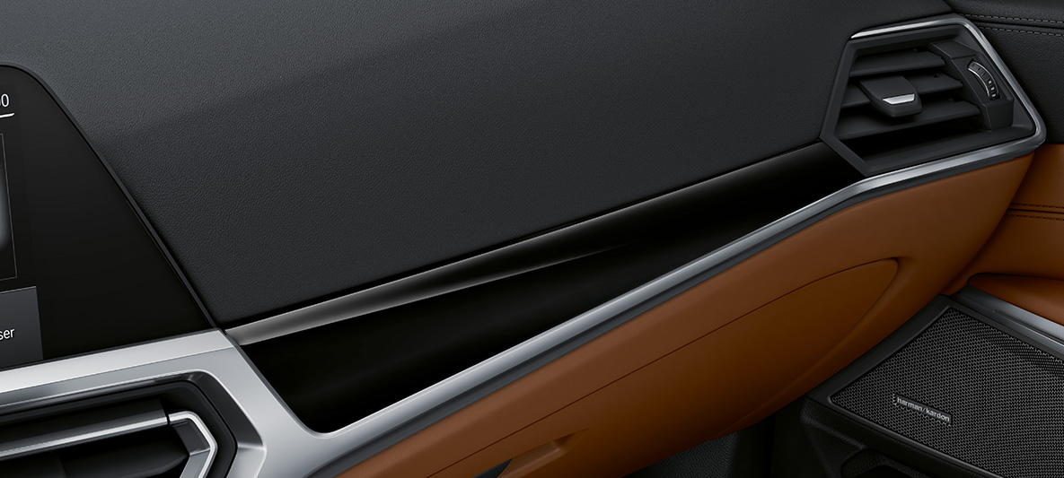 BMW Individual leskle černé obložení interiéru Piano Black BMW M4 Coupé G82 2020 interiér BMW Individual obložení interiéru v leskle černém provedení Piano Black s ozdobnými prvky Pearl Chrome BMW M4 Coupé Individual G82 2020