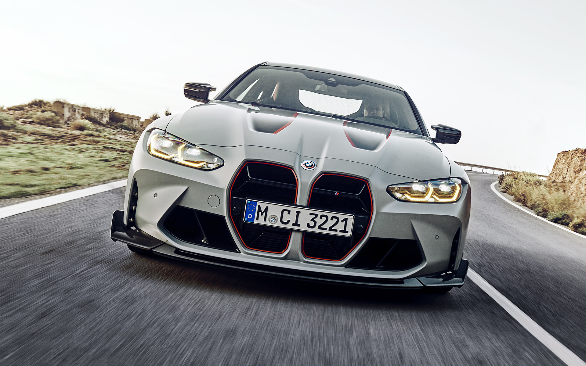 Černé lamely masky ve tvaru ledvinek s charakteristickými červenými polepy Red BMW M4 CSL G82 BMW M4 CSL G82 BMW Individual metalický lak Frozen Brooklyn Grey (šedá) Černé lamely masky ve tvaru ledvinek s charakteristickými červenými polepy jízdní záběr zezadu na ulici