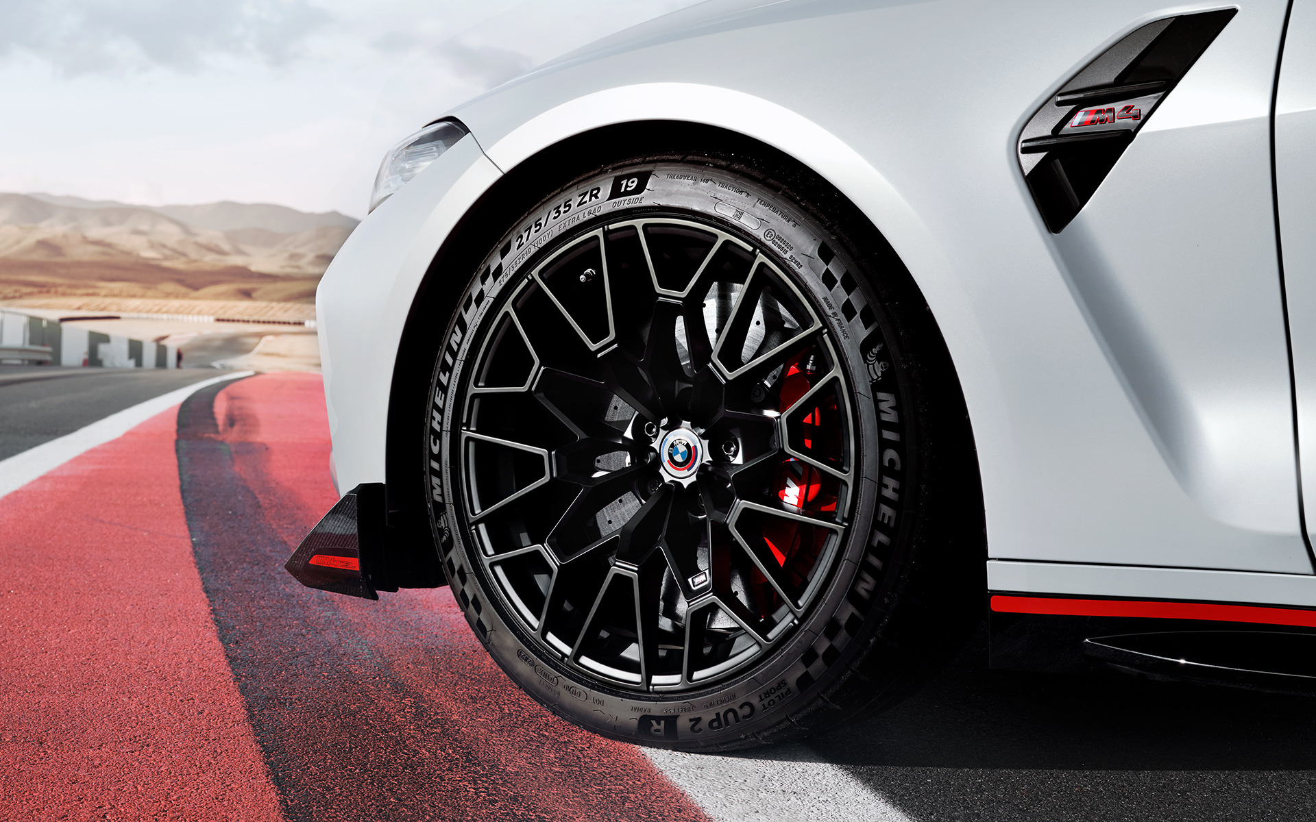 M karbon-keramické brzdy s leskle červenými třmeny BMW M4 CSL G82 BMW M4 CSL G82 BMW Individual metalický lak Frozen Brooklyn Grey (šedá) M karbon-keramické brzdy s leskle červenými třmeny a odlehčeným kolem