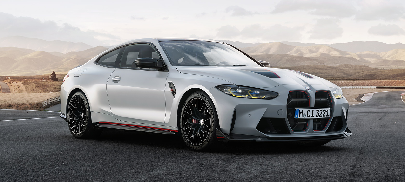 BMW M4 CSL G82 tříčtvrteční pohled zepředu BMW M4 CSL G82 BMW Individual metalický lak Frozen Brooklyn Grey (šedá) tříčtvrteční záběr zepředu