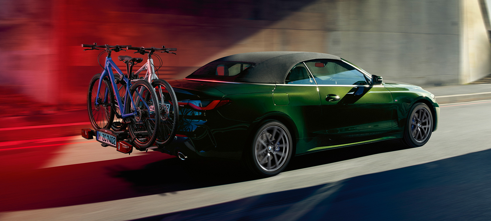Tříčtvrteční pohled zezadu BMW zadní držák kol Pro 2.0 BMW řady 4 Cabrio G23 2020 BMW řady 4 Cabrio G23 v metalickém laku Sanremo Green (zelená) 2020 tříčtvrteční pohled zezadu BMW zadní držák kol Pro 2.0