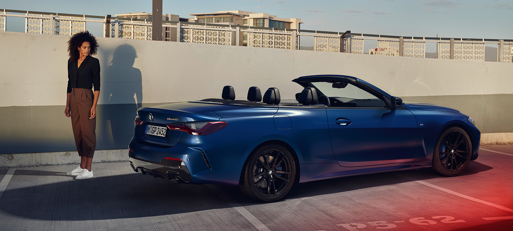 Tříčtvrteční pohled zezadu BMW M440i xDrive Cabrio G23 2020 BMW M440i xDrive Cabrio G23 2020 G82 2020 v metalické barvě Individual Frozen Portimao Blue (modrá) ze tříčtvrtečního pohledu zezadu s modelem