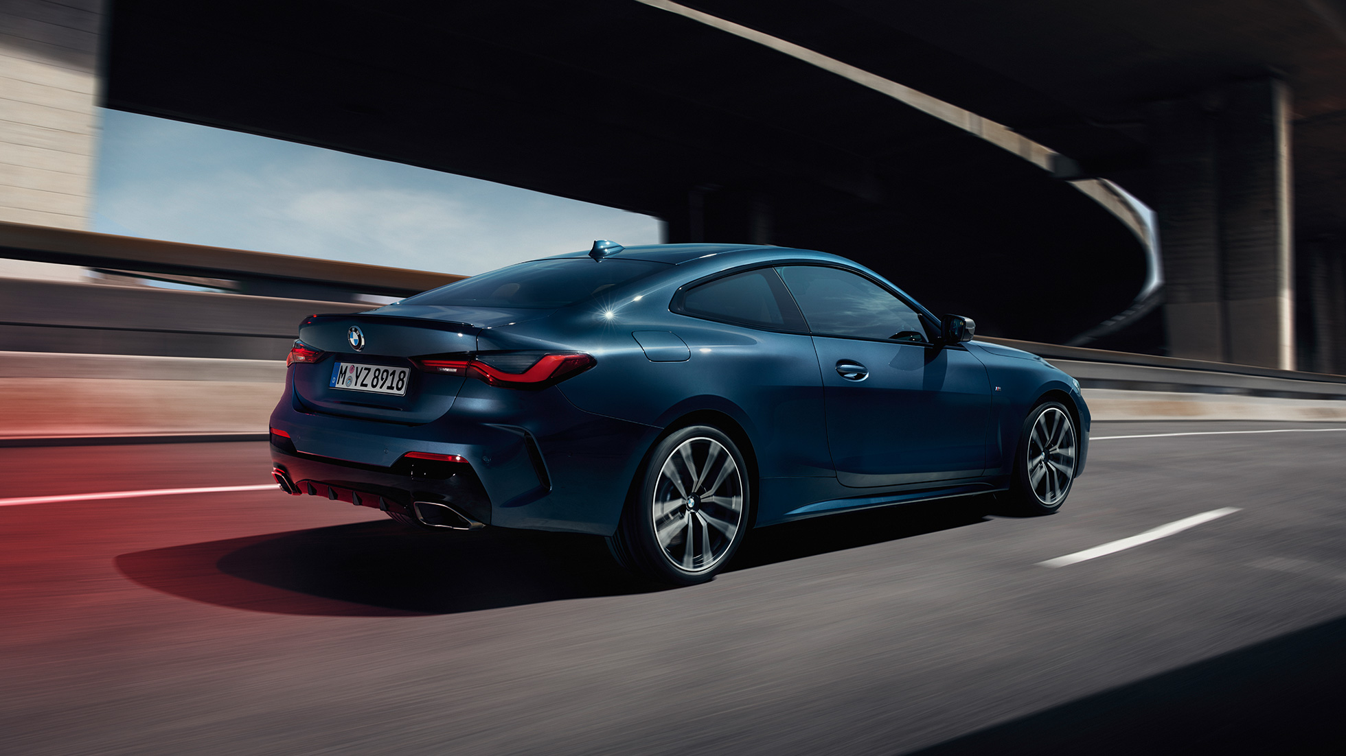 Tříčtvrteční pohled zezadu BMW M440i xDrive Coupé G22 2020 BMW M440i xDrive Coupé v metalické barvě Arctic Race Blue (modrá) ze tříčtvrtečního pohledu z boku