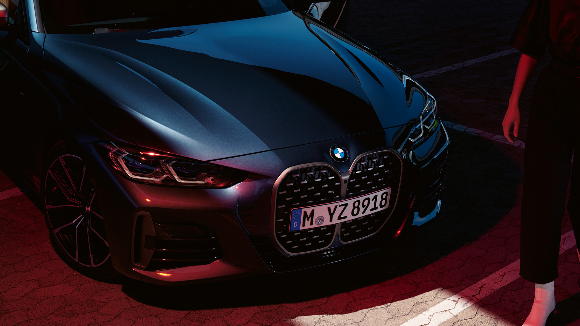 BMW maska chladiče ve tvaru ledvinek BMW M440i xDrive Coupé G22 2020 BMW M440i xDrive Coupé v metalické barvě Arctic Race Blue (modrá) ze tříčtvrtečního pohledu zpředu BMW maska chladiče