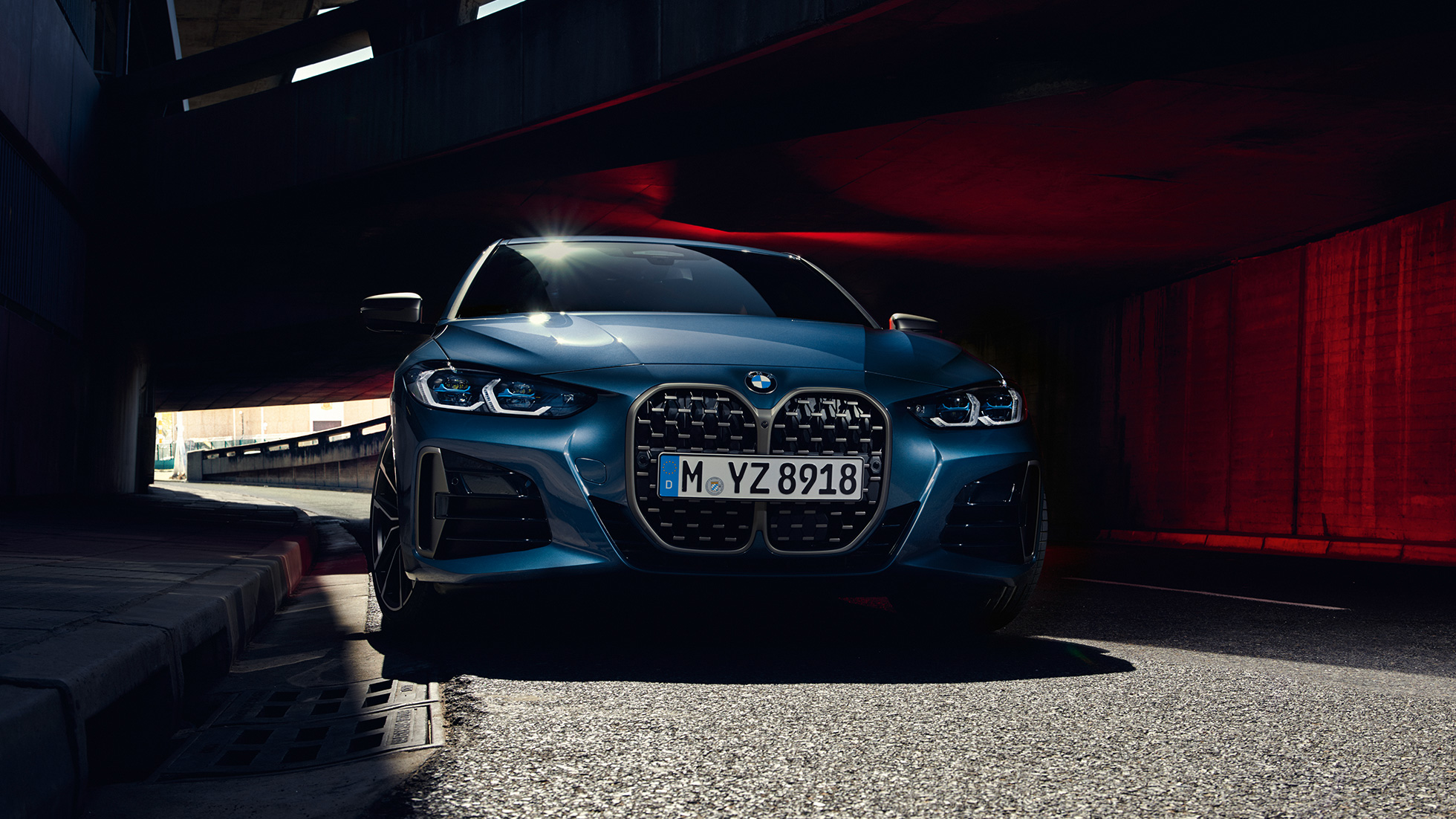 BMW maska chladiče LED přední světlomety BMW M440i xDrive Coupé G22 2020 BMW M440i xDrive Coupé v metalické barvě Arctic Race Blue (modrá) G22 2020 pohled zepředu na BMW masku chladiče LED přední světlomety