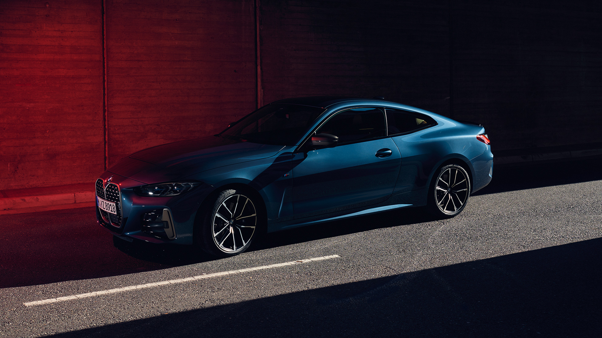 Boční pohled na střešní linii BMW M440i xDrive Coupé G22 2020 BMW M440i xDrive Coupé v metalické barvě Arctic Race Blue (modrá) G22 2020 boční pohled na střešní linii
