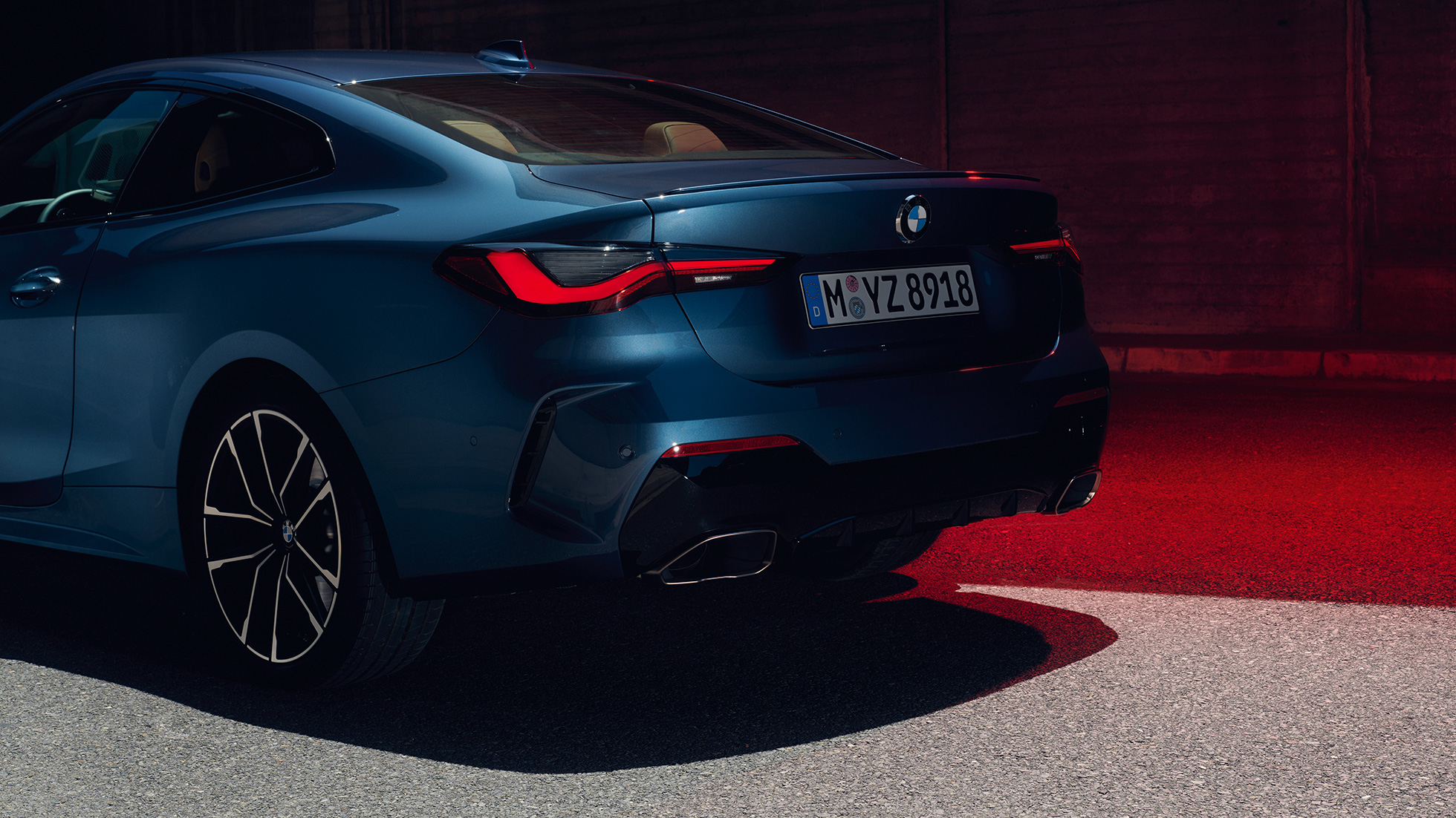 Tříčtvrteční pohled zezadu zadní světla BMW M440i xDrive Coupé G22 2020 BMW M440i xDrive Coupé v metalické barvě Arctic Race Blue (modrá) G22 2020 ze tříčtvrtečního pohledu zezadu zadní světla