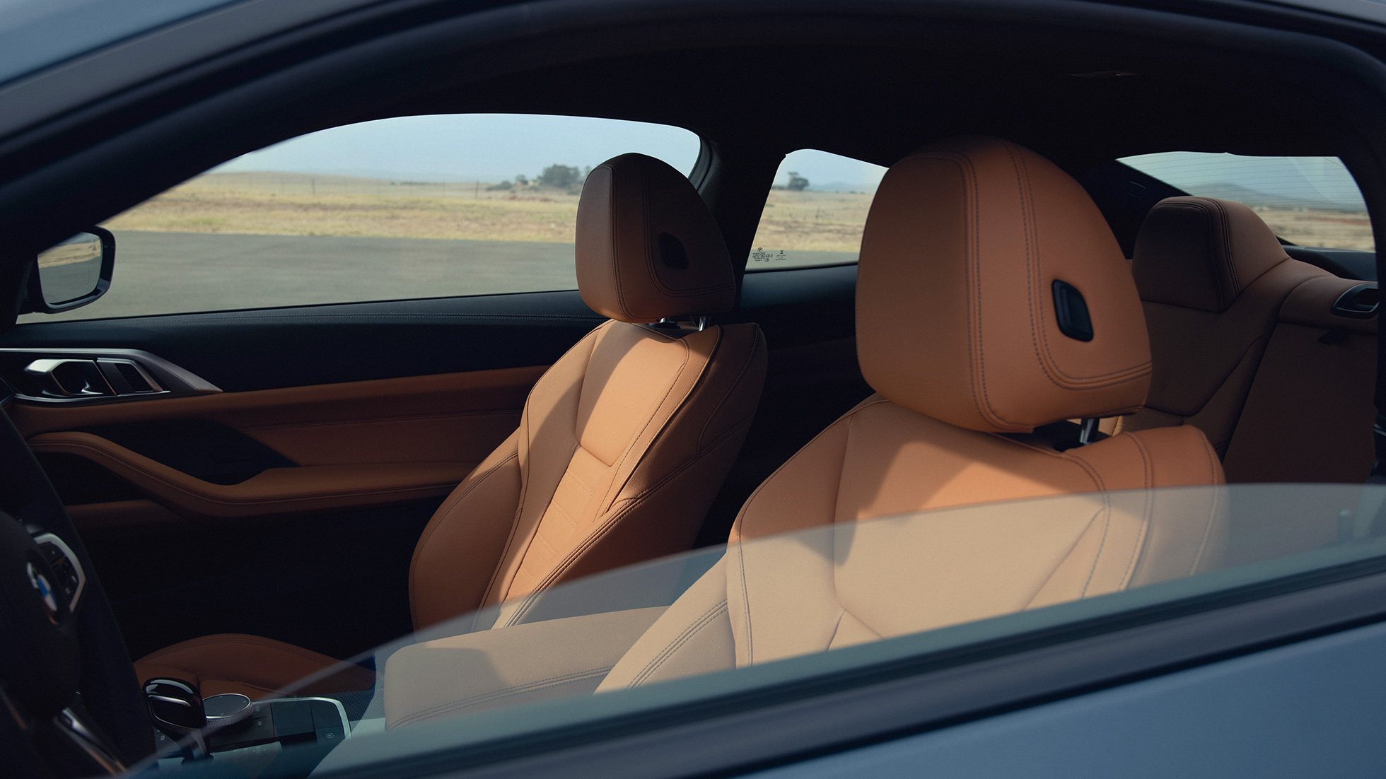 Sportovní sedadla BMW M440i xDrive Coupé G22 2020 BMW M440i xDrive Coupé v metalické barvě Arctic Race Blue (modrá) G22 2020 interiér sportovní sedadla