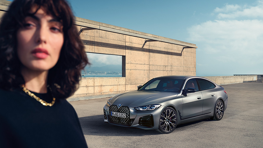 BMW M440i xDrive Gran Coupé G26 2021 tříčtvrteční pohled zepředu s modelem BMW M440i xDrive Gran Coupé G26 2021 metalický lak Frozen Pure Grey (šedá) tříčtvrteční pohled zepředu s modelem
