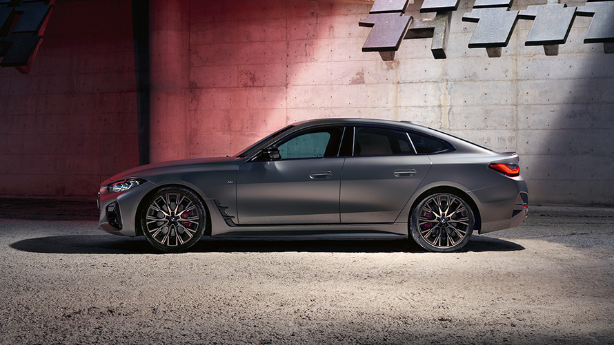BMW M440i xDrive Gran Coupé G26 2021 pohled z boku BMW M440i xDrive Gran Coupé G26 2021 metalický lak Frozen Pure Grey (šedá) přední pohled z boku před zdí