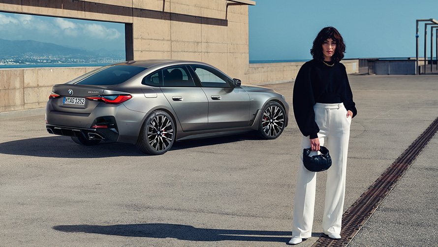 BMW M440i xDrive Gran Coupé G26 2021 tříčtvrteční pohled zezadu s modelem BMW M440i xDrive Gran Coupé G26 2021 metalický lak Frozen Pure Grey (šedá) tříčtvrteční pohled zezadu s modelem
