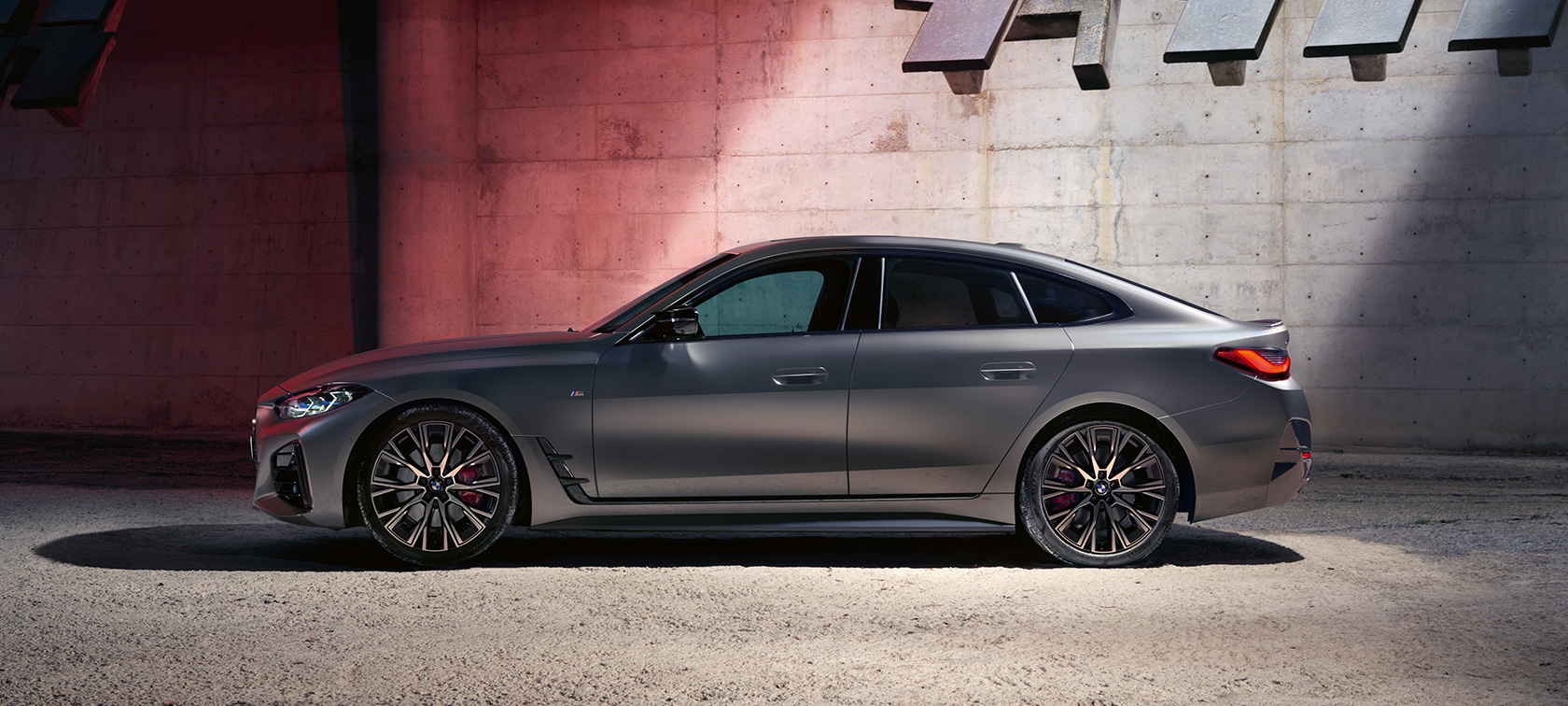 BMW M440i xDrive Gran Coupé G26 2021 pohled z boku BMW M440i xDrive Gran Coupé G26 2021 BMW Individual metalický lak Frozen Pure Grey (šedá) statický pohled z boku