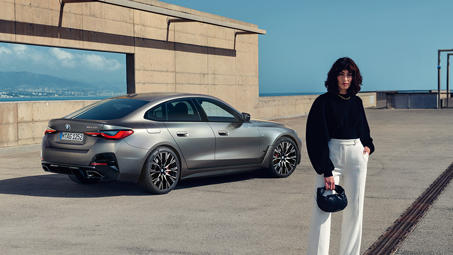 BMW M440i xDrive Gran Coupé G26 2021 tříčtvrteční pohled zezadu s modelem BMW M440i xDrive Gran Coupé G26 2021 tříčtvrteční pohled zezadu s modelem