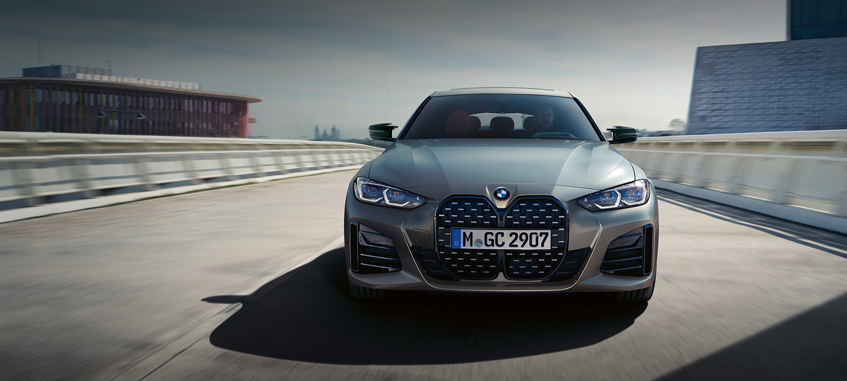 BMW M440i xDrive Gran Coupé G26 2021 BMW Individual metalický lak Frozen Pure Grey (šedá) pohled zepředu