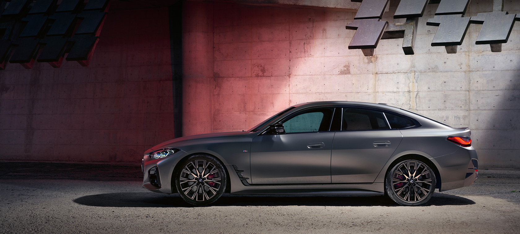 BMW M440i xDrive Gran Coupé G26 2021 pohled z boku před zdí BMW M440i xDrive Gran Coupé G26 2021 BMW Individual metalický lak Frozen Pure Grey (šedá) pohled z boku před zdí