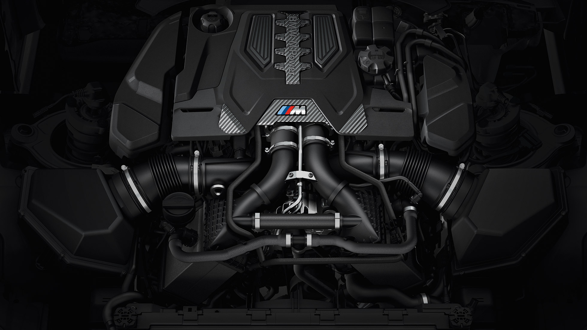 Zážehový 8válec M TwinPower Turbo. Motor BMW M5 Competition s M krytem.