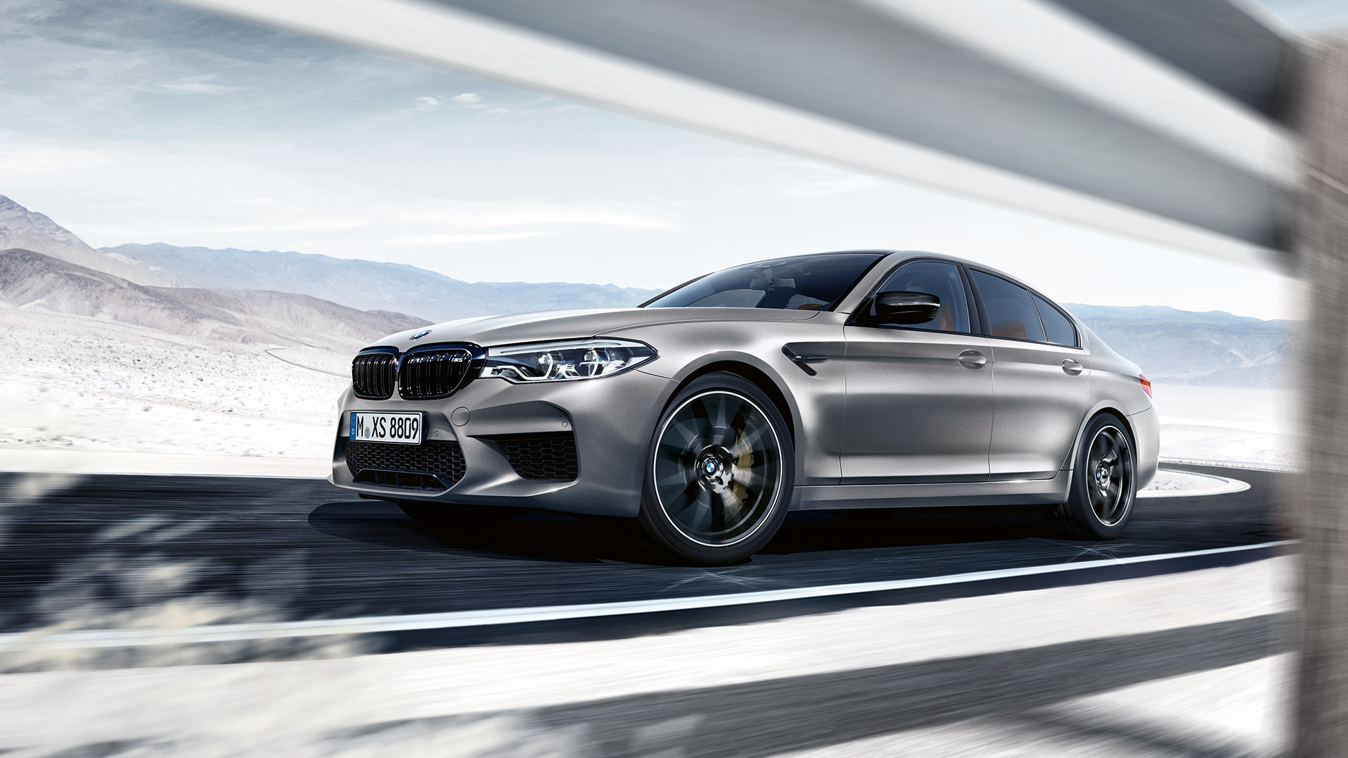 M xDrive. Jízdní pohled na BMW M5 Competition ze tří čtvrtin.