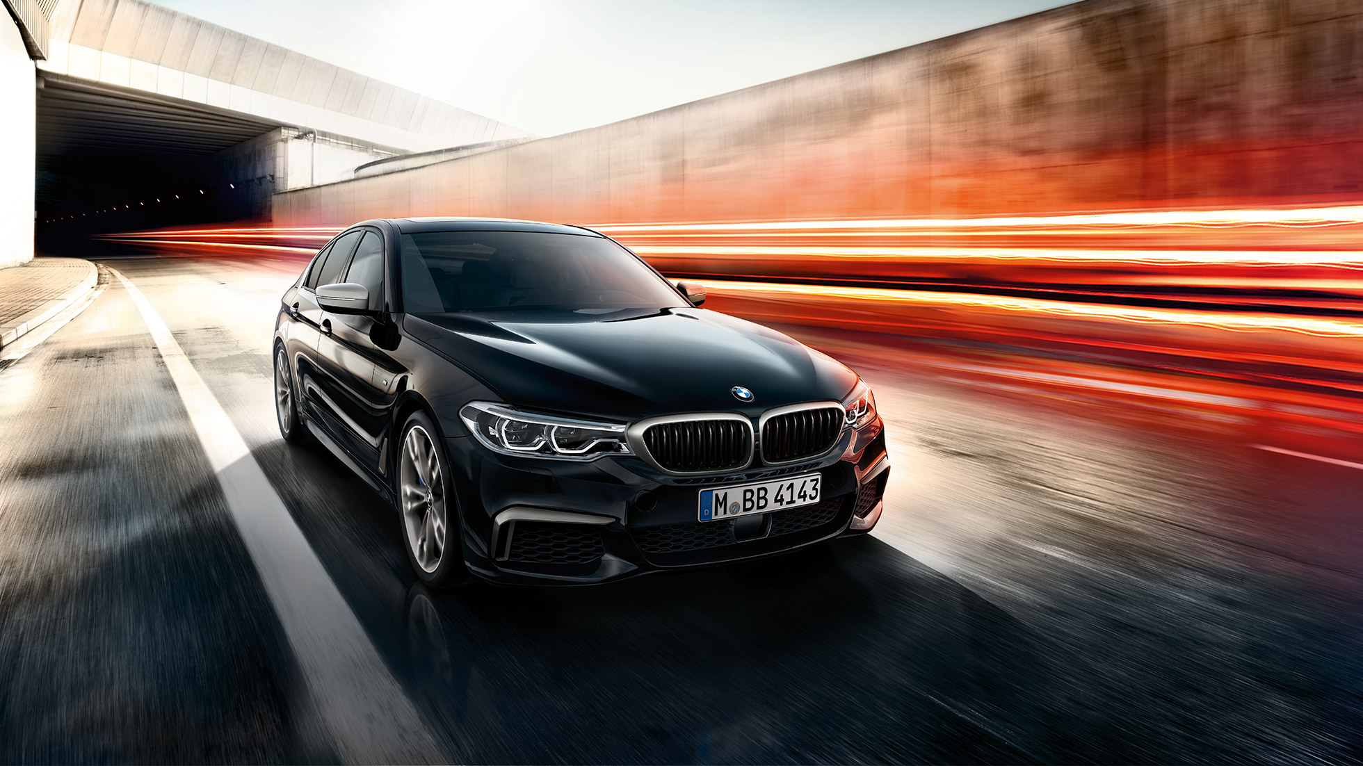 BMW M550i a BMW M550d. BMW M550i a BMW M550d za jízdy při pohledu zepředu ze tří čtvrtin.
