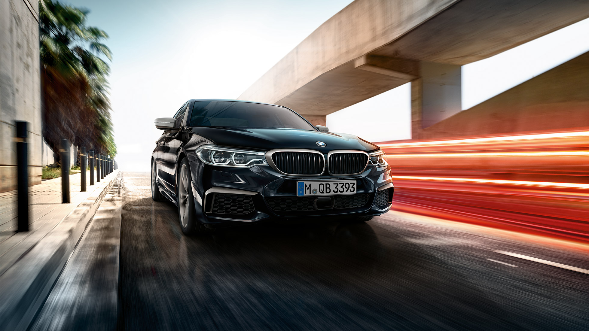 Design exteriéru. BMW M550i a BMW M550d při pohledu zepředu ze tří čtvrtin.