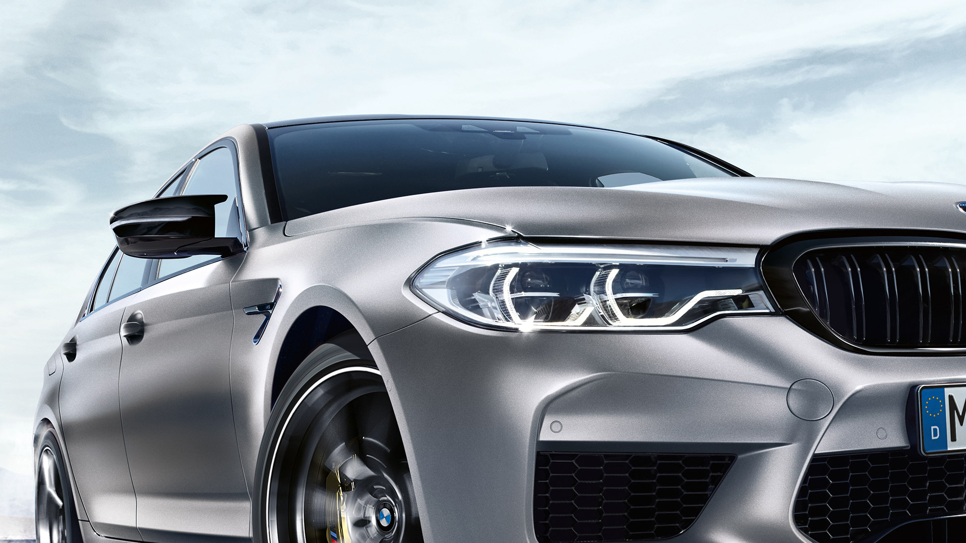 LED přední světla. LED čelní světla BMW M5 v pohledu ze tří čtvrtin.