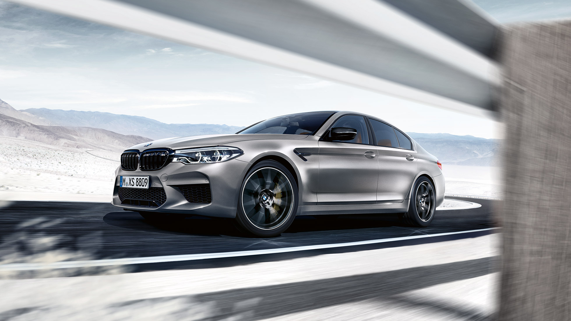 Kola z lehké slitiny. Design BMW M5 Competition při pohledu z boku.