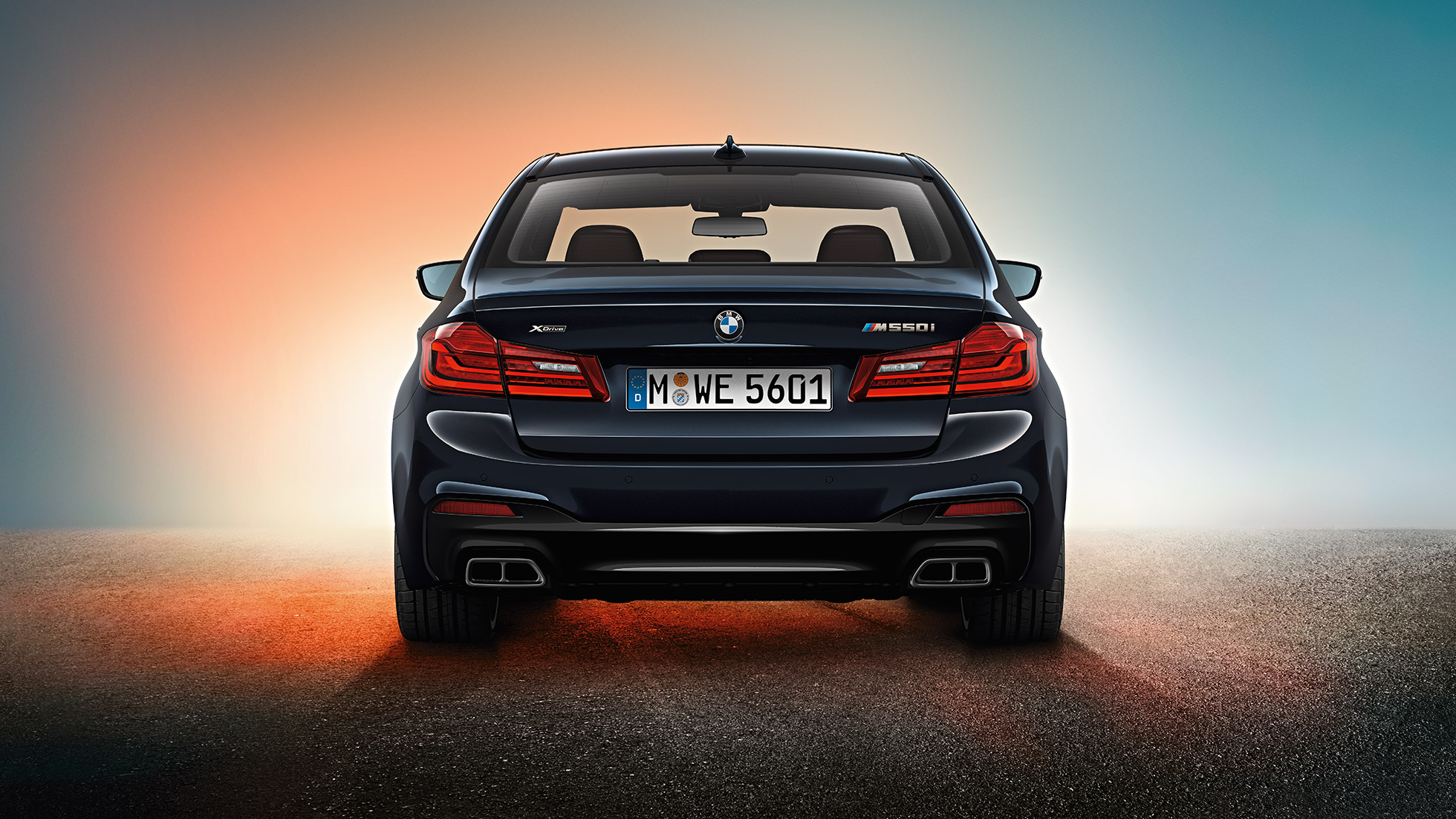 Design zadní části. Design BMW M550i a BMW M550d při pohledu zezadu.
