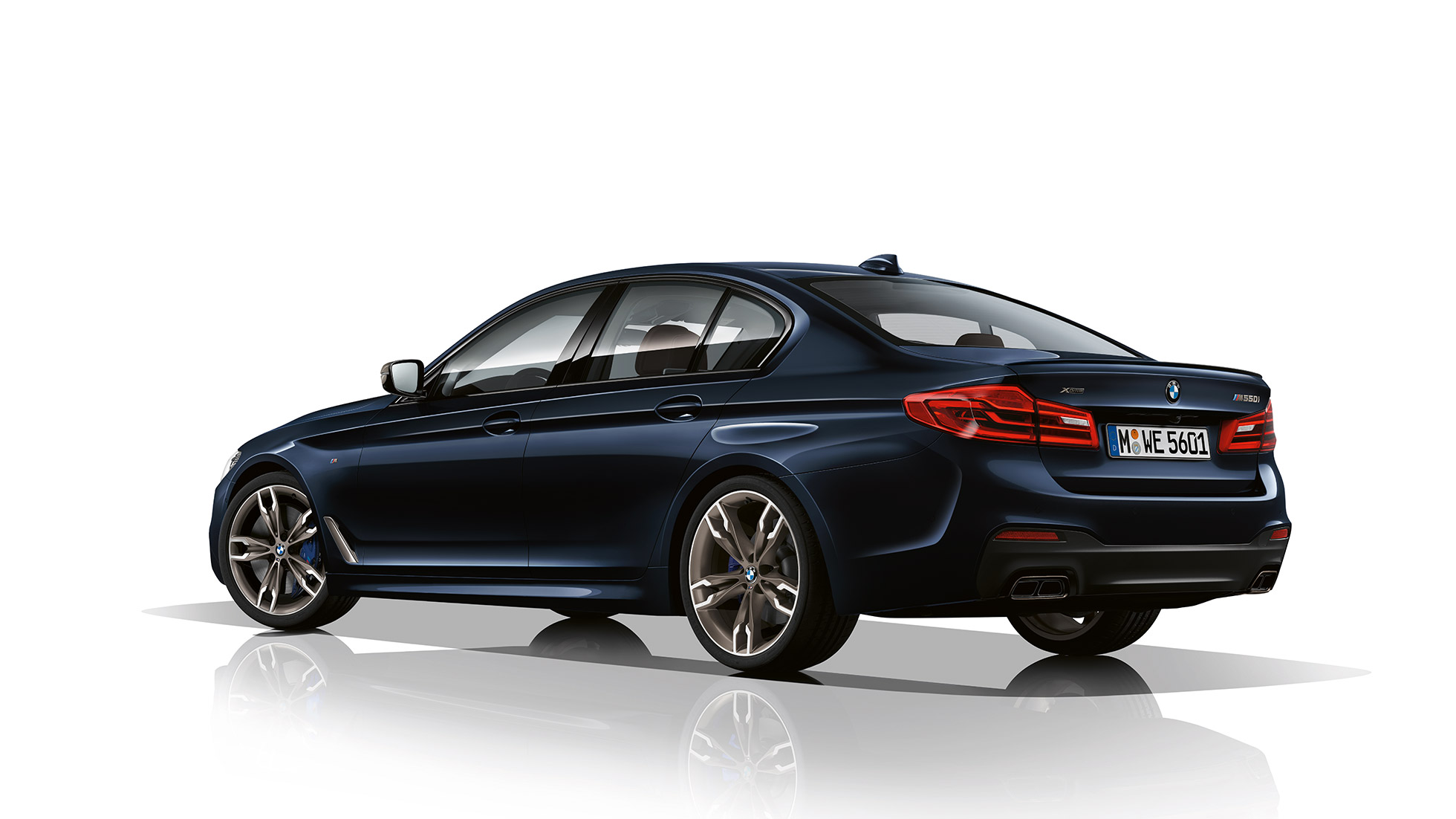 M sportovní brzdy. Design BMW M550i a BMW M550d při pohledu zezadu ze tří čtvrtin.