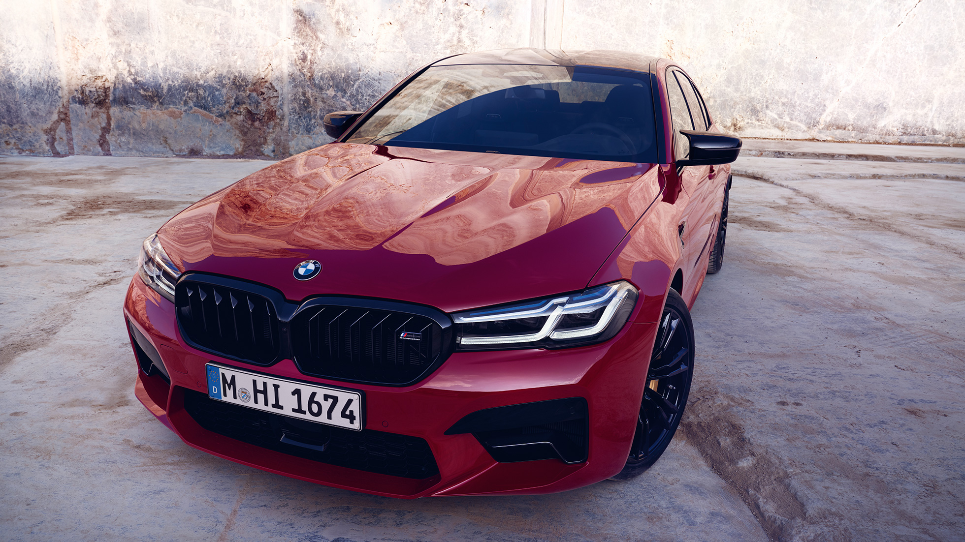 M Design BMW M5 Competition F90 LCI Facelift 2020 tříčtvrteční pohled zepředu M Design BMW M5 Competition F90 LCI Facelift 2020 v barvě BMW Invidividual Imola Red (červená) z tříčtvrtečního pohledu zepředu