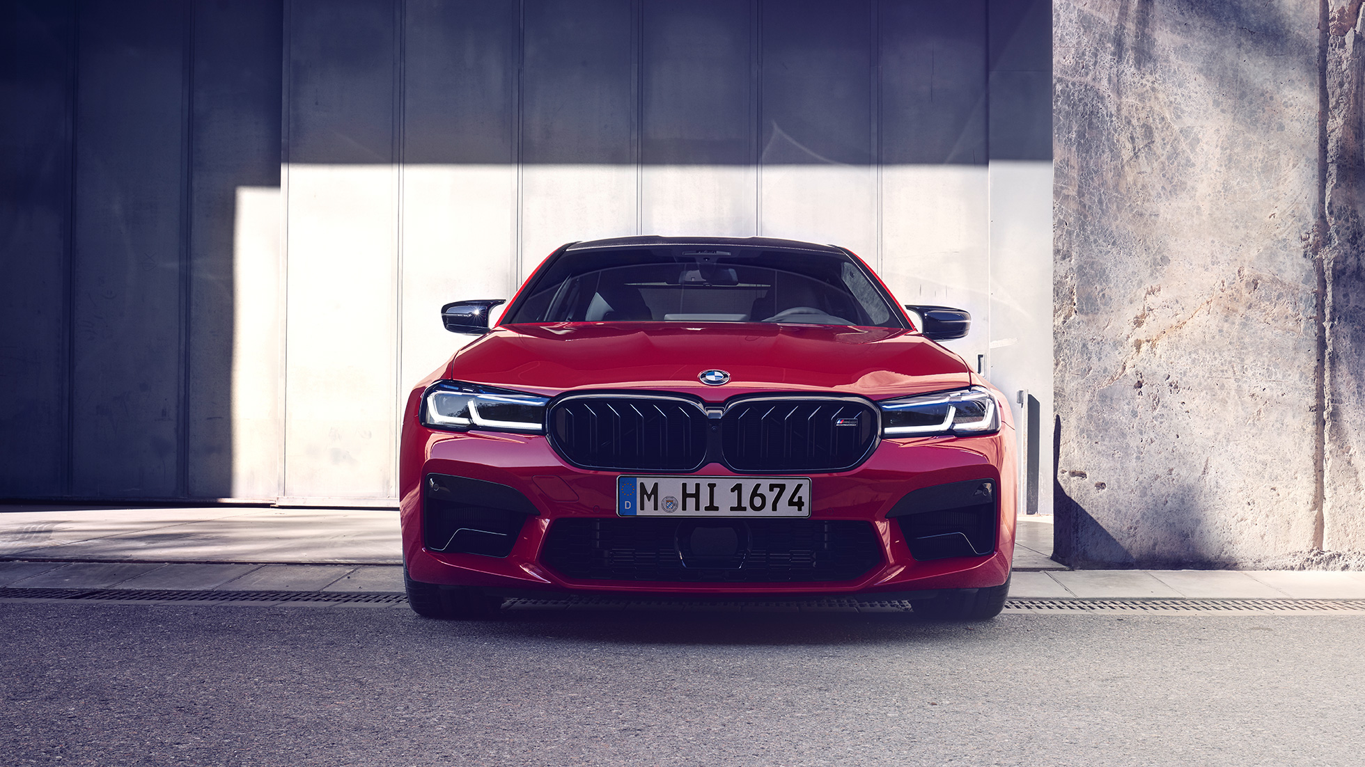 Přední část s novou maskou chladiče M5 Competition F90 LCI Facelift 2020 Přední část s novou maskou chladiče BMW M5 Competition F90 LCI Facelift 2020 v barvě BMW Invidividual Imola Red (červená) při pohledu zepředu